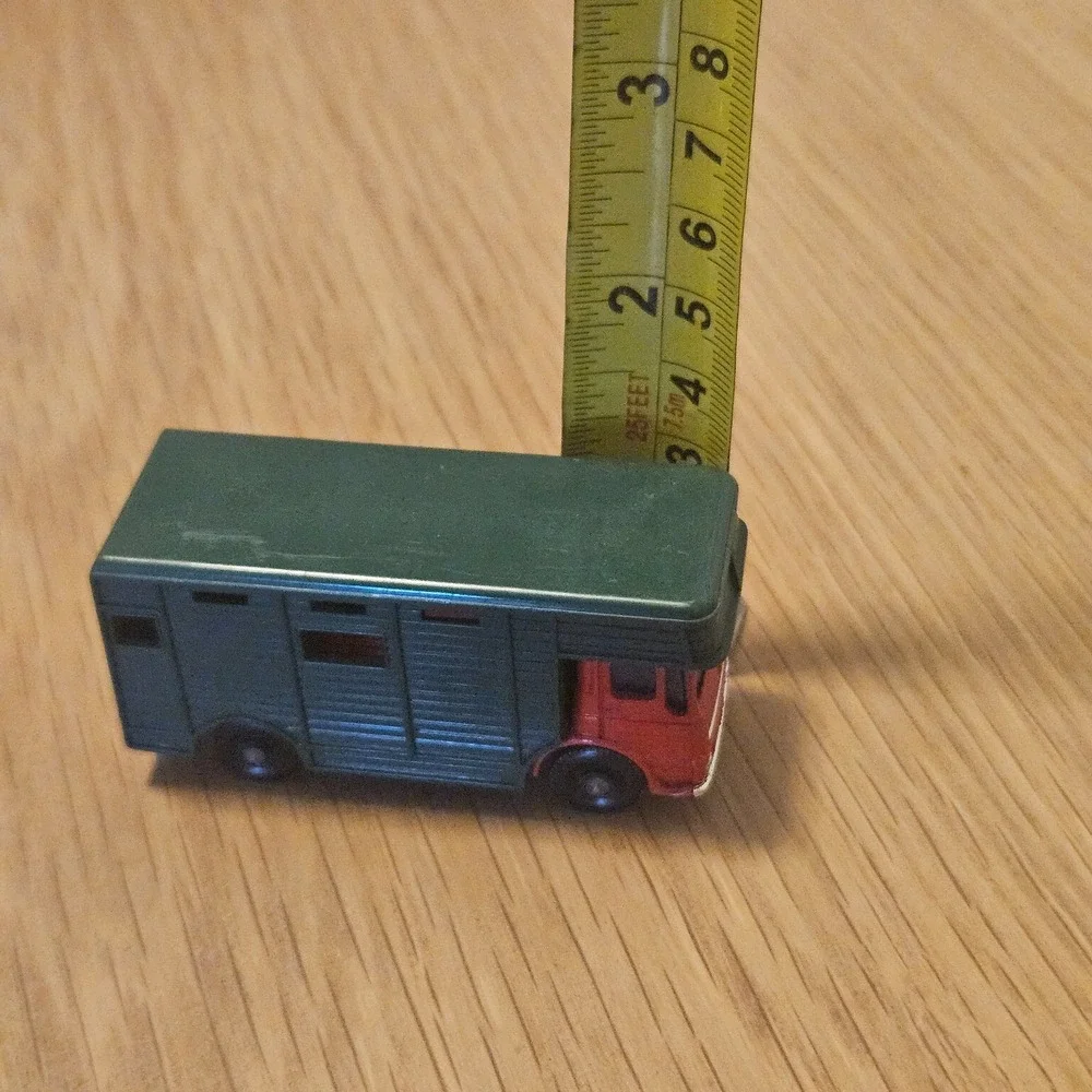 LESNEY MATCHBOX NO 17 Horse Box Truck no horses Green Red Vintage